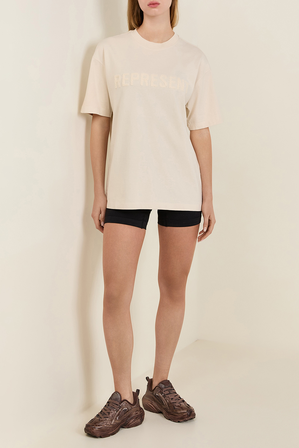 תמונת כל הלוק של חולצת טי בויפרנד